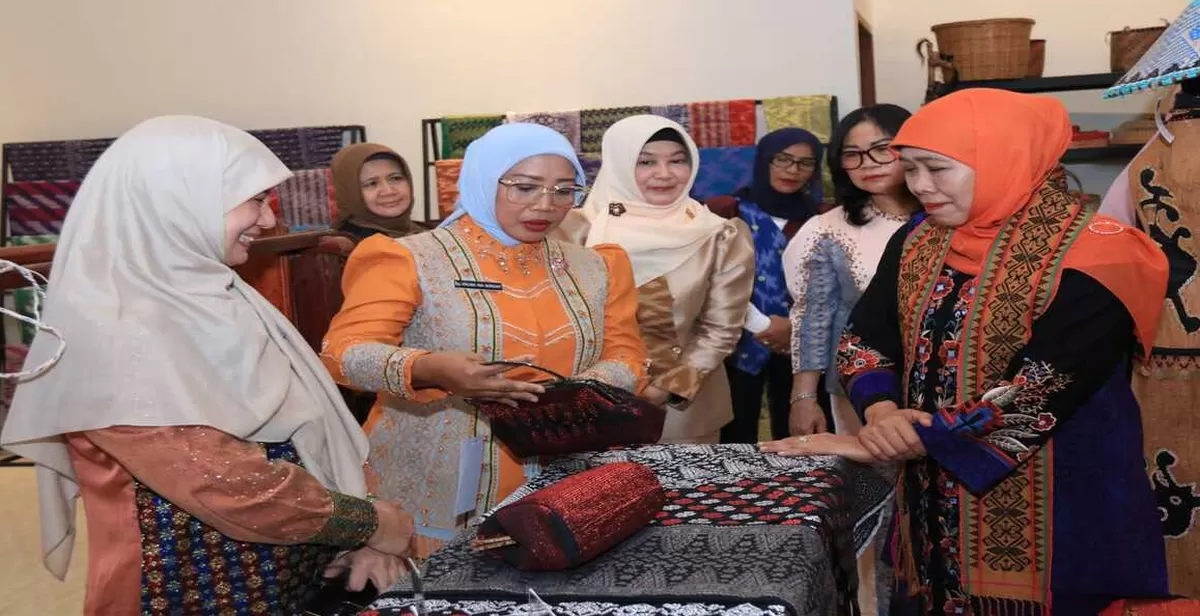 Rangkaian agenda Misi Dagang antara Provinsi Jawa Timur dan Kalimantan Barat berlanjut dengan aksi nyata penguatan sektor ekonomi kreatif. Gubernur Jawa Timur, Khofifah Indar Parawansa, bertandang ke Gedung Dewan Kerajinan Nasional Daerah (Dekranasda) Kalbar, Selasa (11/8/2026).  (Dok. Prokopim Pemprov Kalbar)