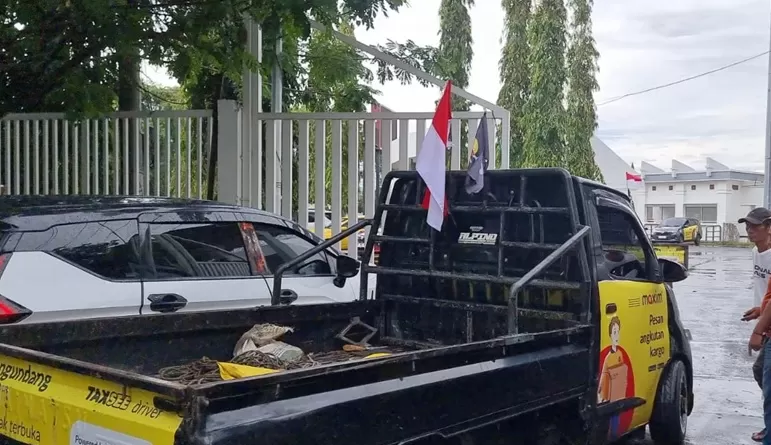  Bendera bajak laut sempat terlihat terpasang di salah satu pikap milik driver online. (kis)
