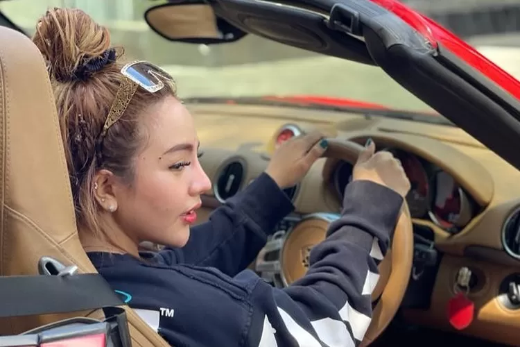 Lisa Mariana dan Ayu Aulia berseteru terkait isu perselingkuhan Ridwan Kamil (Foto: Gorajuara/ Instagram/ @lisamarianaaa)