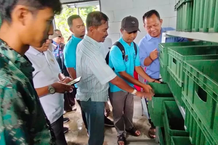 Kelurahan Limo juga telah meluncurkan Rumah Maggot di RW11 Cakra, Selasa (7/10). Ditarget dalam dua pekan maggot sudah bisa dipanen. (RADAR DEPOK)