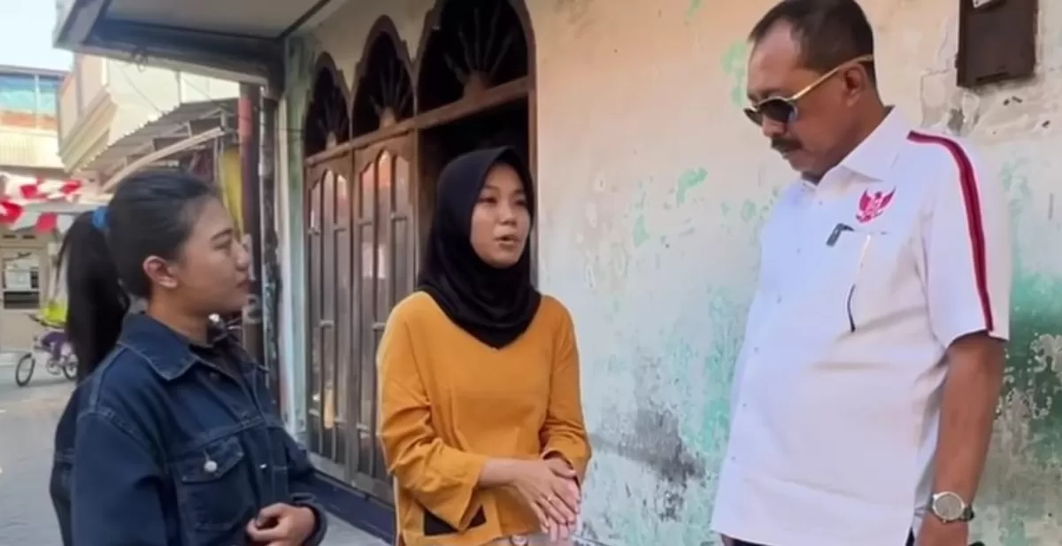 Mahasiswi berprestasi Unesa mengeluhkan perbedaan desil yang sempat jadi kendala mengajukan beasiswa pada Wakil Wali Kota Surabaya Armuji. (Instagram/cakj1)