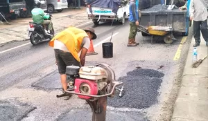 Jalan Berlubang Pemakan Korban Ditambal Sulam, Polsek Bojongsari Pantau Pengerjaan