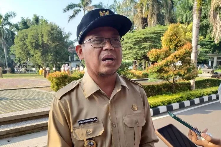 Wakil Walikota Depok, Imam Budi Hartono saat di wawancarai oleh wartawan di kawasan Balaikota Depok. (ANDIKA EKA/RADAR DEPOK)