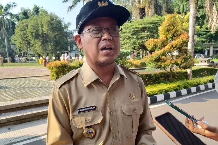 Wakil Walikota Depok, Imam Budi Hartono saat di wawancarai oleh wartawan di kawasan Balaikota Depok. (ANDIKA EKA/RADAR DEPOK)
