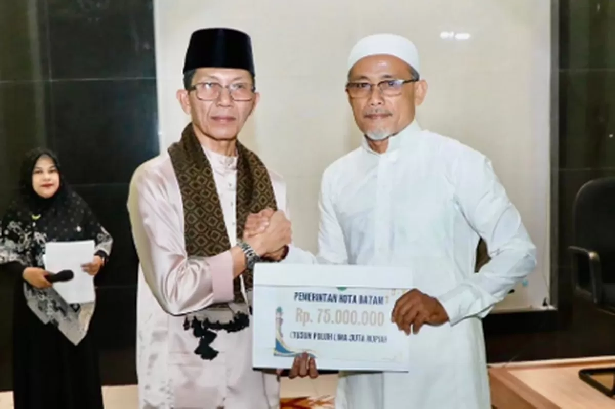 Walikota Batam serahkan bantuan pembangunan masjid.(Foto: Diskominfo Batam)