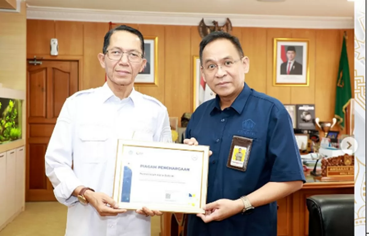 Walikota Batam menerima penghargaan dari Kepala Kantor Wilayah DJP Kepri  atas Tingkat Kepatuhan ASN Laporkan SPT Tahunan.  (Foto: Diskominfo Batam)