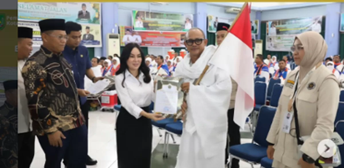 Plh Walikota Batam, Li Claudia Chandra melepas JCH Kloter 25 asal Embarkasi Batam.(Foto:ig Diskominfo Batam)