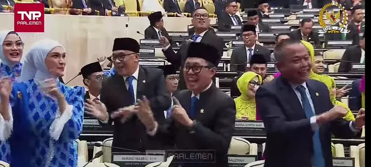 Anggota dpr asik bejoget