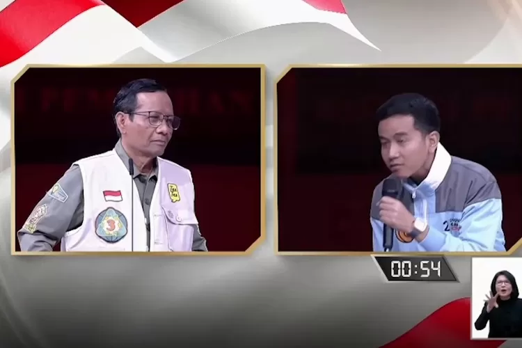 Gibran sempat menunjukkan gestur membungkuk seolah sedang mencari sesuatu usai Mahfud memberi jawaban tentang cara mengatasi greenflation yang sebelumnya ditanyakan Gibran.