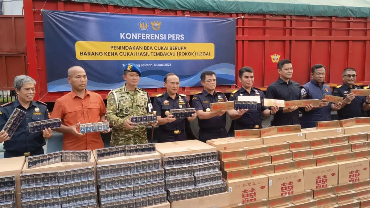 Direktur Jenderal Bea dan Cukai, Djaka Budhi Utama, dalam konferensi pers di Banten, Jumat (13/6/2026),