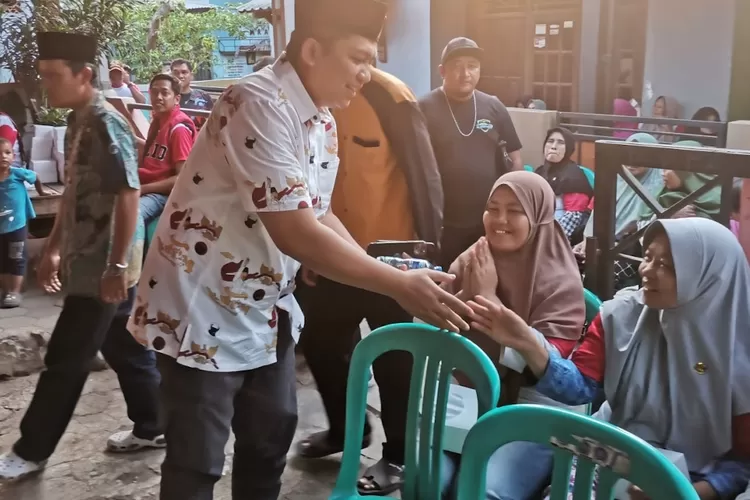 Caleg DPRD Kota Depok dari PDI Perjuangan, Army Mulyanto, bertemu dengan konstituen. 