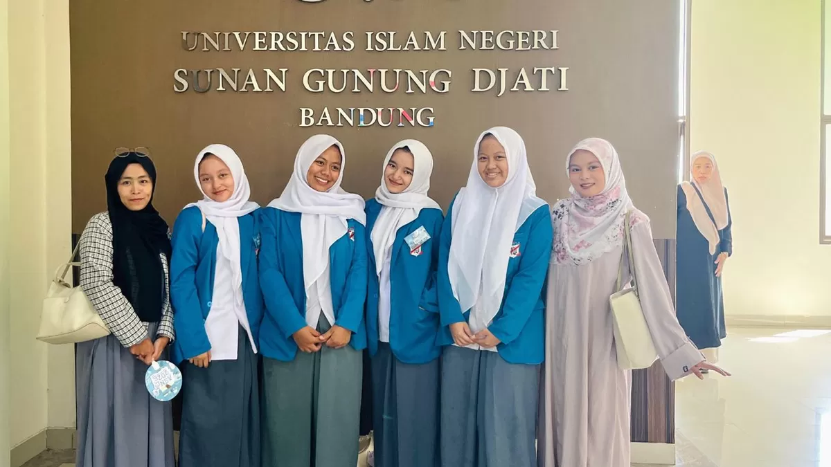 Siswa SMKS Al Ittihad Cianjur didampingi pembimbing ikuti ajang ASNC UIN Bandung. (FOTO: Ist)