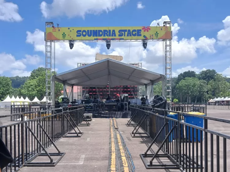 Front of House(FOH) stage adalah pusat kontrol sound system dan arena tamu VIP Konser Soundria fest 3.0 di Lapangan Temenggung Abdul Jamal.(Muhammad Kamil)
