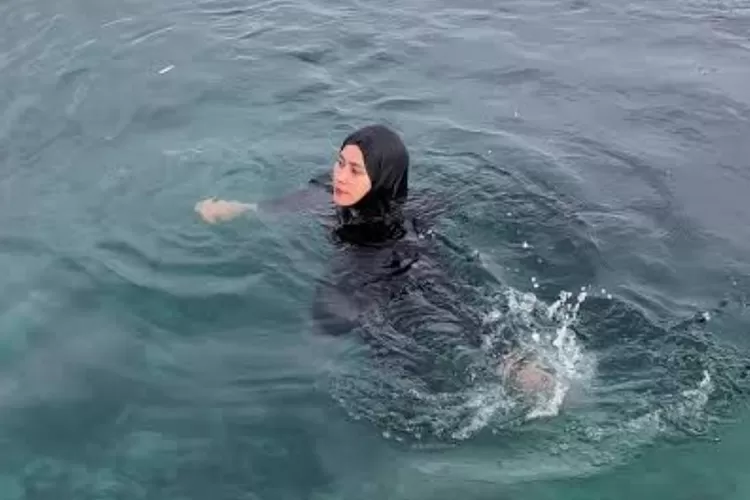 Tafsir mandi di laut (Foto: Tiktok nonasiwil)