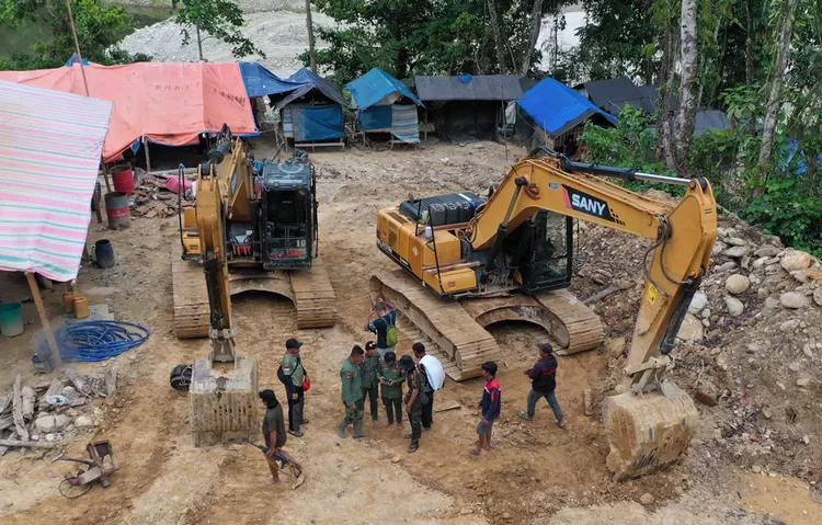 Dua alat berat yang disita dari lokasi PETI di kawasan hutan di Kabupaten Parigi Moutong.