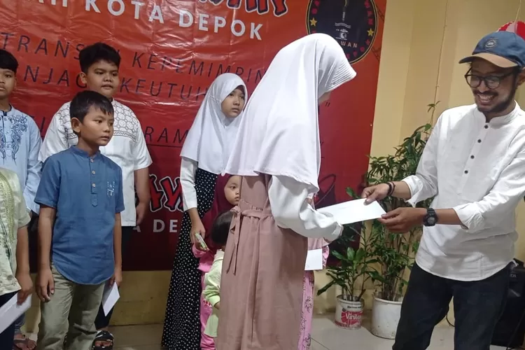 Ketua Panitia Santunan dan Buka Puasa Bersama Balwan Pemkot Depok, Martchel Kelmanutu saat menyantuni salah satu anak yatim di Sekretariat Balwan Pemkot Depok, Jalan Margonda Raya, Kecamatan Pancoranmas, Kota Depok, Jumat (22/3).  (AGNESYA WIANDA/RADAR DEPOK)