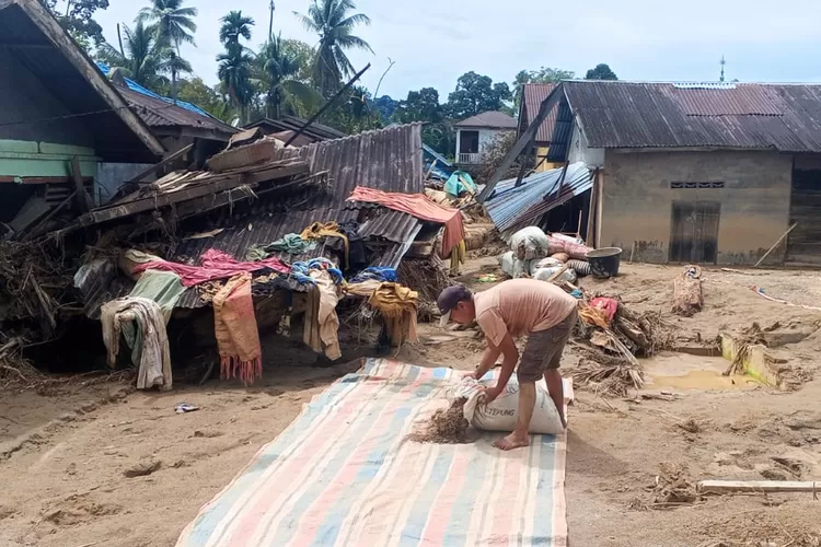 Puing-puing Kampung Garoga dan Huta Godang, Kabupaten Tapanuli Selatan, Sumatera Utara yang luluh lantak, terselip kisah pilu Muhammad Bakri, seorang warga Huta Godang yang nyaris meregang nyawa. (JIDDAN/METROPOLITAN )
