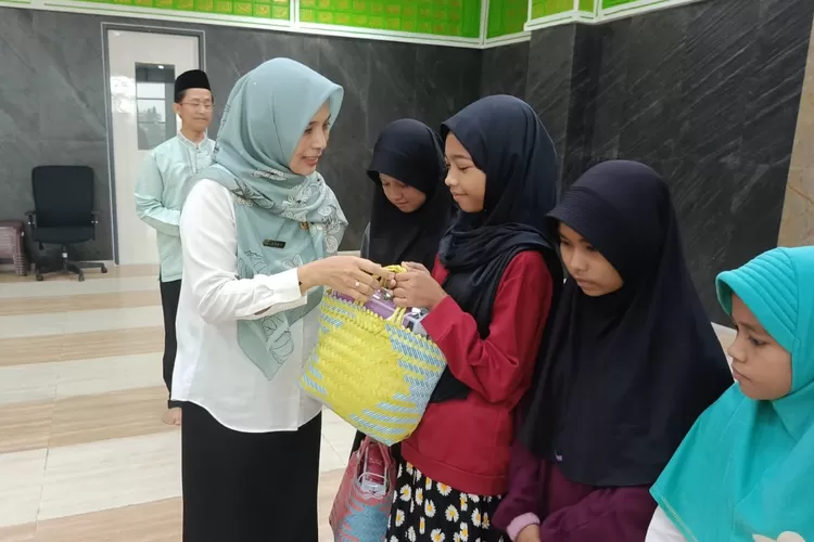 Direktur RSUD ASA Kota Depok, Enny Ekasari membagikan bingkisan kepada puluhan anak yatim di Masjid Bait Asy Syafii, RSUD ASA Kota Depok. (ANDIKA EKA/RADAR DEPOK)