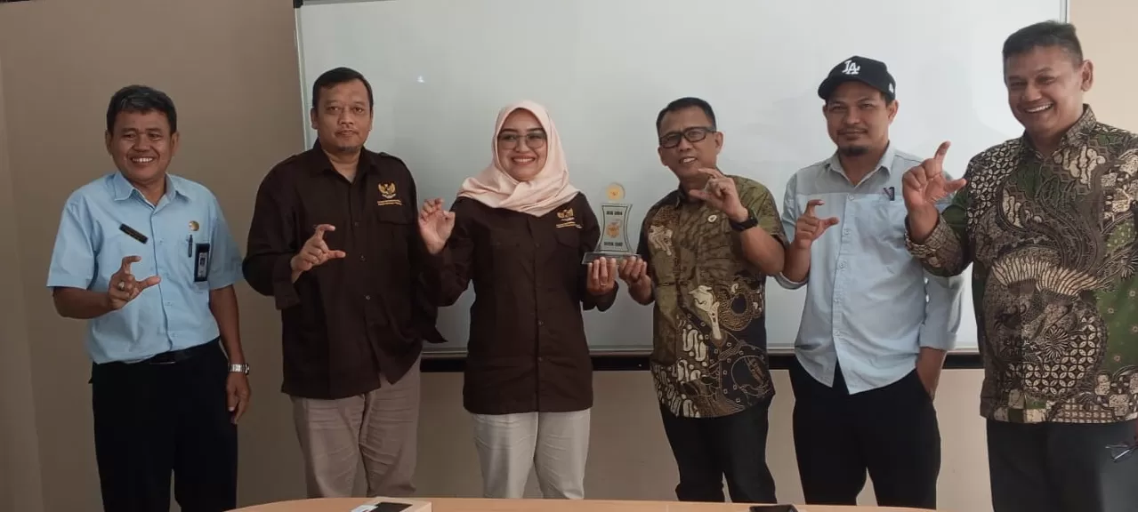 TUKAR PENGALAMAN: Ketua KIP Kaltim memberikan cendera mata kepada ketua KIP Jogjakarta.  