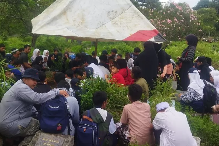 Suasana pemakaman HPT di Pemakaman Lembah Abadi, Sukmajaya, Kamis (19/12). (DOK SMP PGRI 2 Kota Depok)