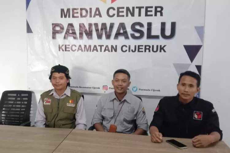 Ketua Panwascam Cijeruk, Badri Tamam (paling kiri), menyampaikan hal yang senada dengan Camat Cijeruk mengenai himbauan untuk netral dalam Pemilu 2024. (Anto)