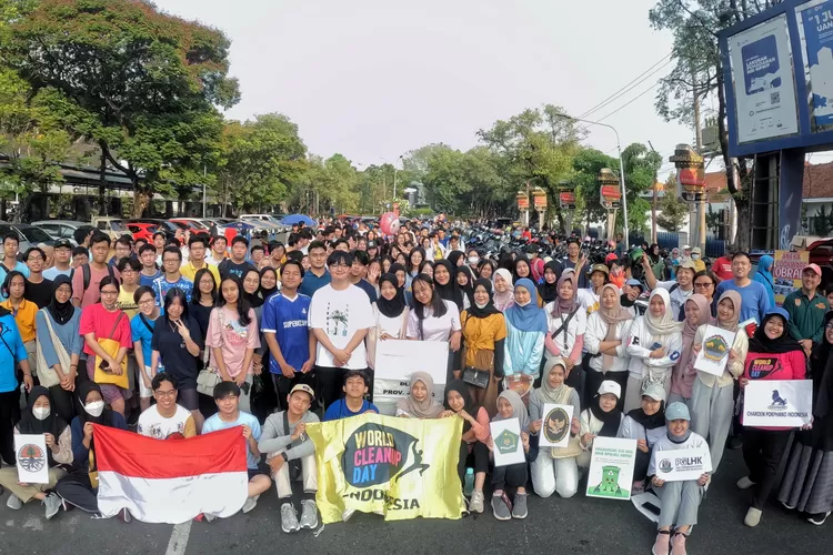 Kampanye World Cleanup Day,&nbsp; Pengunjung CFD di Semarang Diajak Pilah Sampah