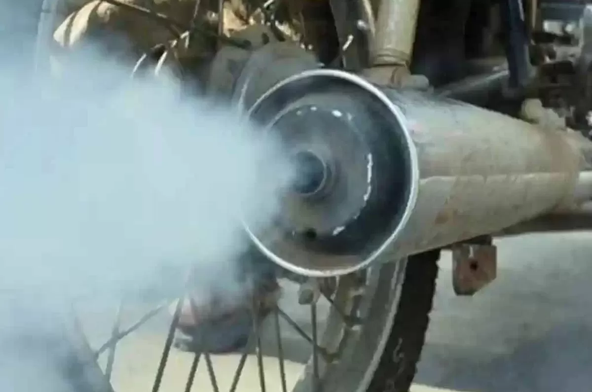 Muncul asap di knalpot motor perlu diwaspadai tanda-tanda turun mesin. (foto: wahanahonda)