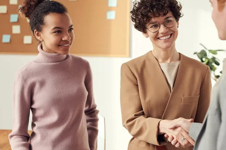 Ilustrasi peruntungan Shio Anjing dan Shio Babi untuk besok Kamis 13 Februari 2025 (Pexels/Fauxels)