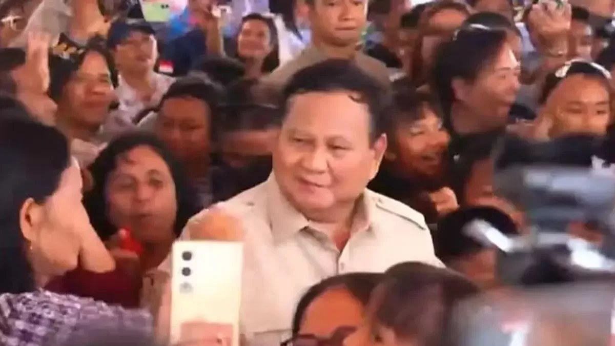 Presiden Prabowo menyapa masyarakat di Miangas, Kepulauan Talaud saat kunjungan kerja.(Tangkapan layar YouTube Sekretariat Presiden)