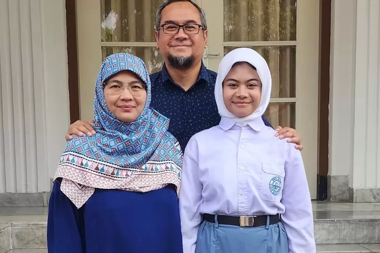 Fathiya Rahmani Priambodo bersama kedua orang tuanya.