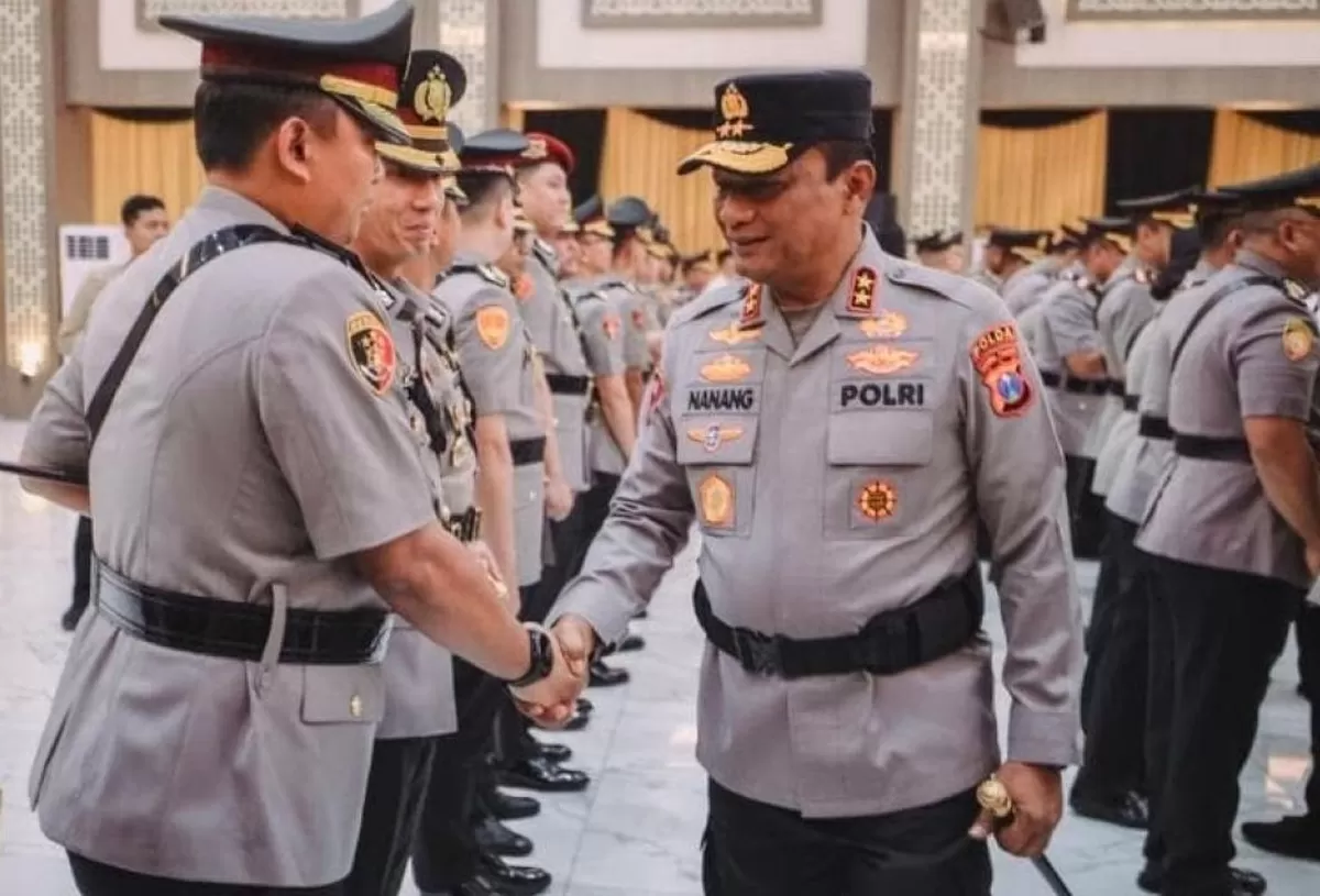 Kapolda Jatim Irjenpol Nanang Avianto berjabat tangan dengan Kapolres Madiun Kota yang baru, AKBP Rizki Pratama Wida Prastianto. (Pamula Yohar Crysmadiarta/SketsaNusantara.id)