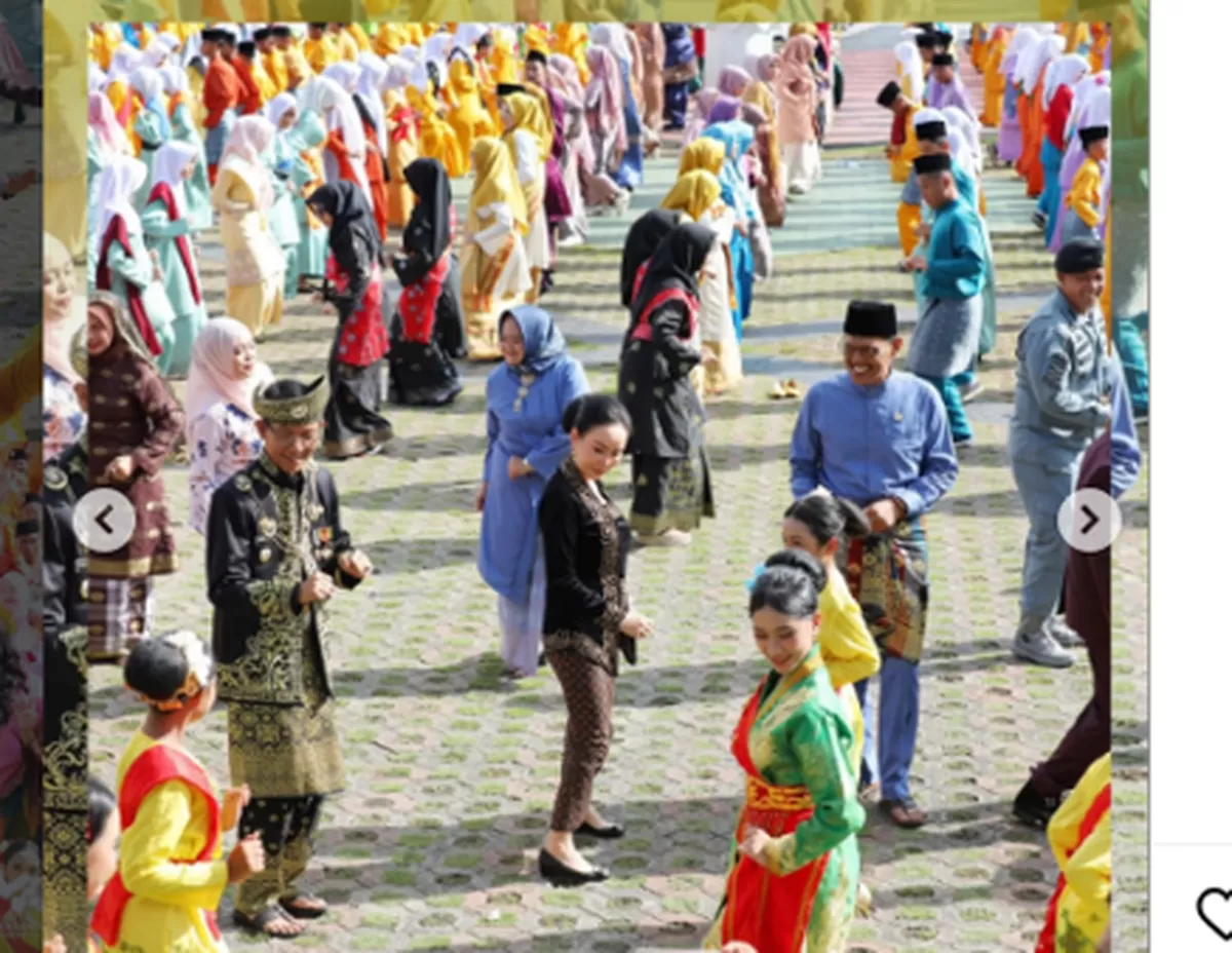 Walikota Batam bersama Forkopimda berbaur turut tari massal Zapin Ngenang pada peringaan Hardiknas 2026 Kota Batam. (Foto:Ig Diskominfo Batam)