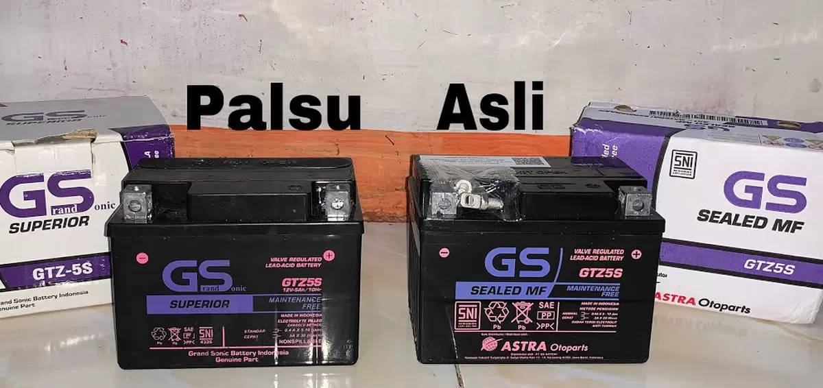Perbandingan aki asli dan palsu./net