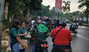 KC Yosua GBI Rock Home Bina Toleransi saat Ramadan : Berbagi Takjil ke Saudara Muslim di Jalan Tole Iskandar