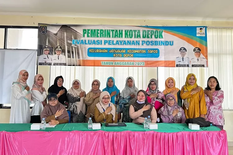 Evaluasi pelayanan posyandu di aula Kelurahan Jatijajar, Kecamatan Tapos.