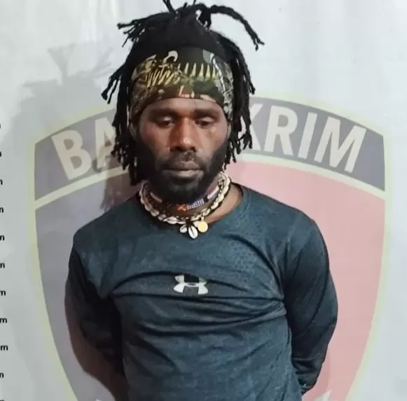 Satgas Ops Damai Cartenz-2024 saat mengamankan KKB Puncak Jaya Oni Enumbi alias Mamberamo alias Bumiwalo di Kota Mulia Rabu (27/11/2024).Foto: Humas Damai Cahrtez