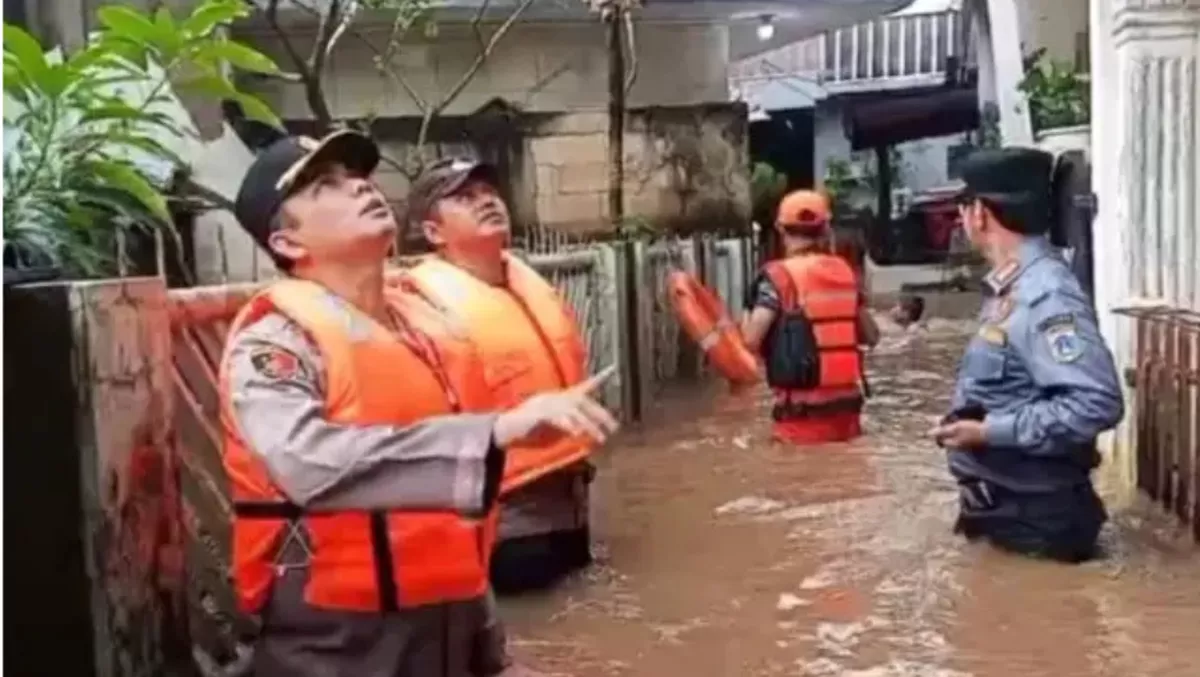 Banjir kiriman kembali melanda Bidara Cina Jaktim. Air setinggi 2 meter memaksa ratusan warga mengungsi ke tempat aman. (ilustrasi/Jakartatrend.com)