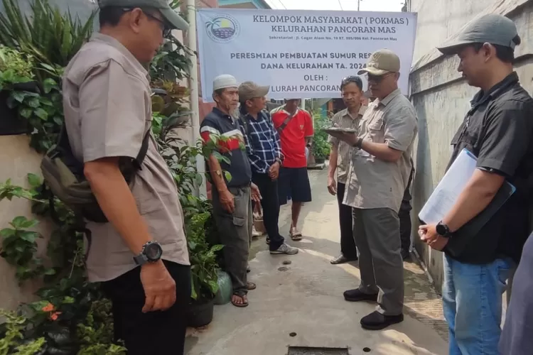 PROYEK : Saat peresmian sumur resapan yang dibangun di Kelurahan/Kecamatan Pancoranmas, Kota Depok, Selasa (23/4). (ALDY RAMA/RADAR DEPOK)