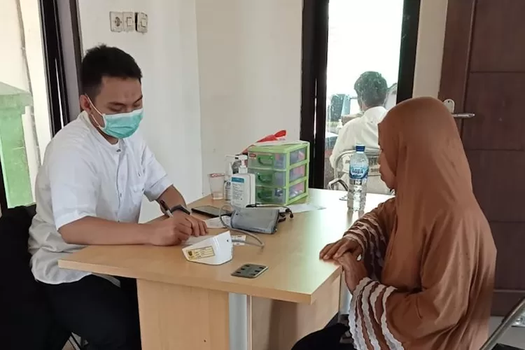 Pemeriksaan kesehatan gratis yang diberikan oleh warga sekitar TPA Cipayung, Kota Depok. (ANDIKA EKA/RADAR DEPOK)