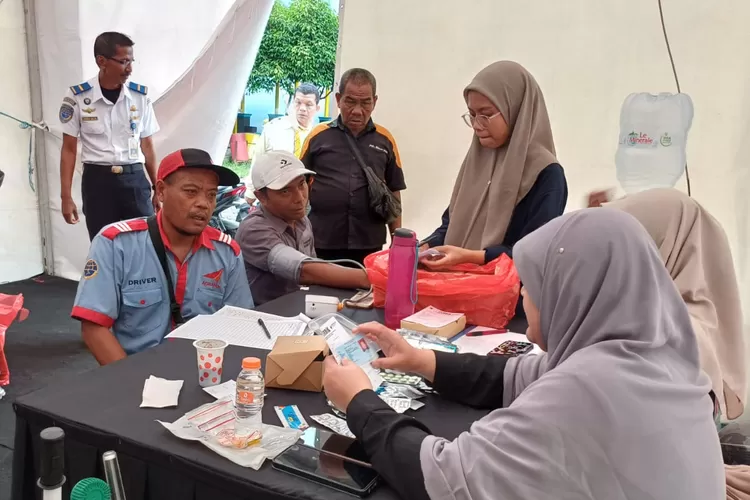 Petugas kesehatan Dinkes Depok sedang memeriksa kesehatan di Terminal Tipe A Jatijajar, Kota Depok, beberapa waktu lalu. (ANDIKA EKA/RADAR DEPOK)