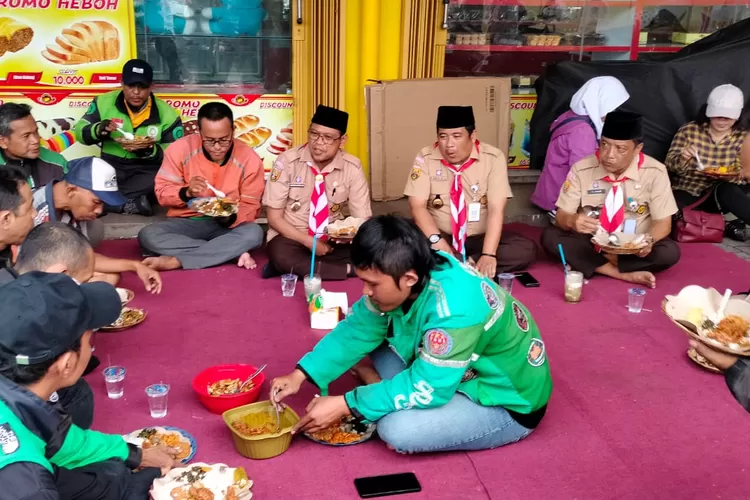 Wakil Walikota Depok Imam Budi Hartono (Pakai baju Pramuka paling kiri) didampingi Camat Cinere Mursalim Saimin, dan Lurah Gandul Ilham, dalam program Selasa Berkah yang digelar MUI dan DMI Kecamatan Cinere, Selasa (14/5). (FAHMI/RADARDEPOK)