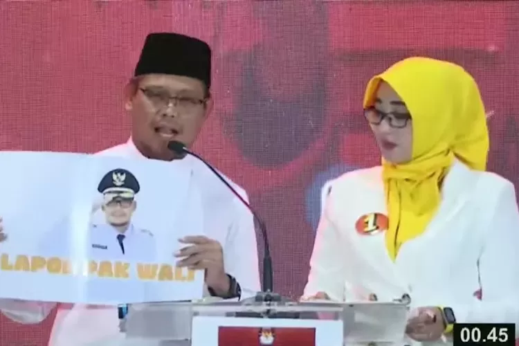 Calon Walikota dan Wakil Walikota Depok Nomor Urut 1, Imam Budi Hartono dan Ririn Farabi Arafiq, saat tampil dalam debat ketiga Pilkada Depok