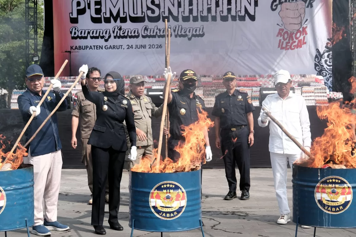 Gubernur Jawa Barat Dedi Mulyadi turut hadir dalam pemusnahan rokok ilegal yang dilaksanakan Bea Cukai di Lapang Alun-alun Kabupaten Garut.