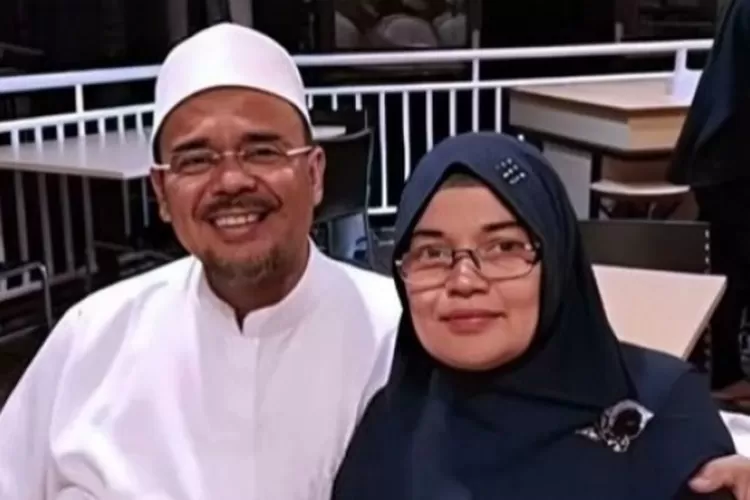 Habib Rizieq Shihab bersama almarhum sang istri, Syarifah Fadlun Yahya.