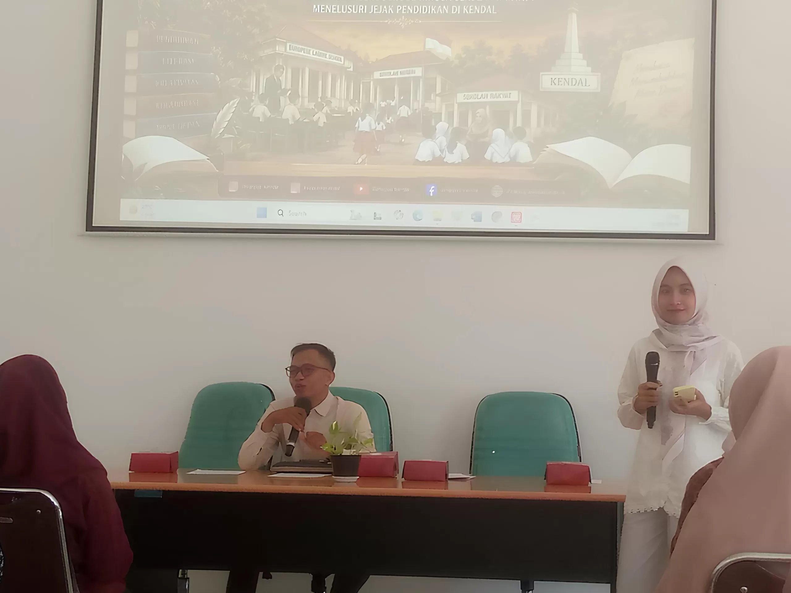 Pemateri Syamsul Maarif menyampaikan materi tentang sejarah pendidikan di Kendal di hadapan peserta, didampingi moderator Dewi Prihartini Maghfiroh dalam Gelar Wicara Sejarah Pendidikan di Kendal. (inspiratifonline.com/dok. Emma Wijayanti)