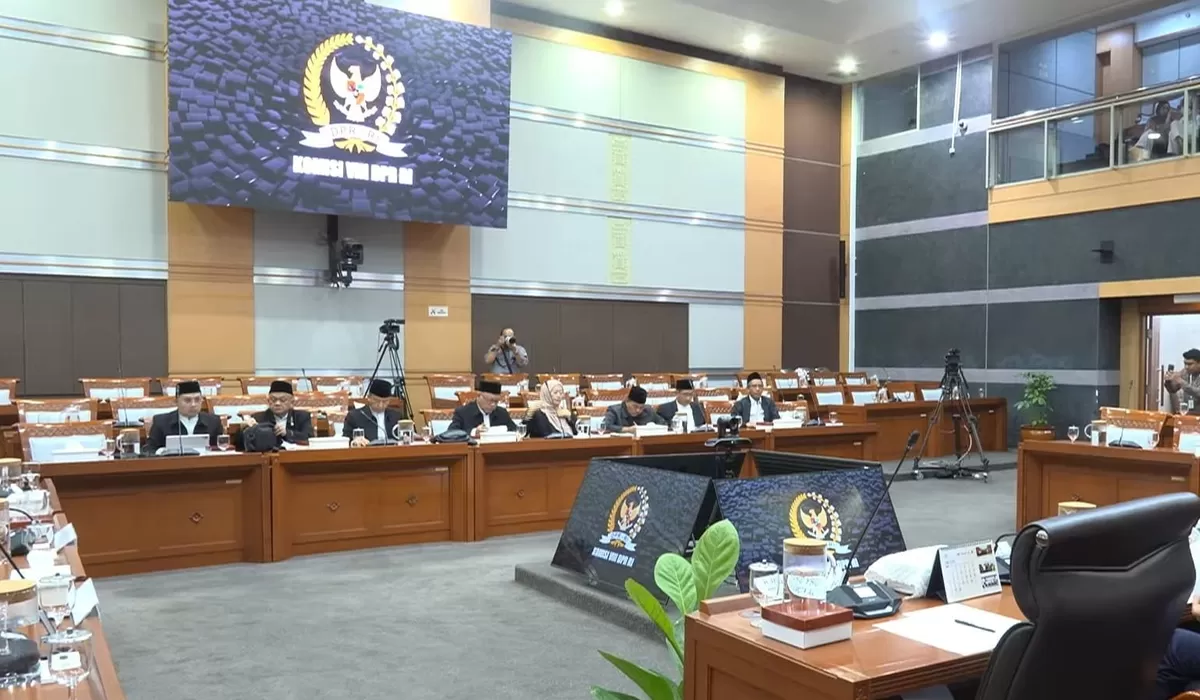Ketua KBIHU Jawa Barat jadi sorotan usai menyebut jemaah haji lansia merepotkan jemaah lain. (YouTube/TV Parlemen)