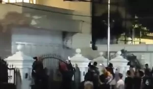 Permintaan Maaf Tak Redahkan Amarah, Rumah Uya Kuya Tetap Dijarah Massa Usai Joget di Sidang MPR Viral