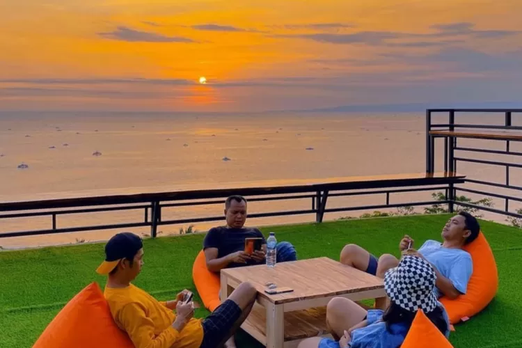 Bukit Sunset Hill, tempat wisata sekaligus lokasi bukber yang punya view yang gokil banget. (Gorajuara/  Instagram/  @bukitsunsethill )