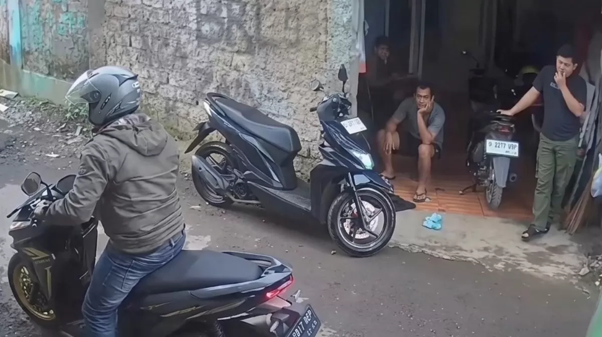 Tertangkap kamera CCVT maling berkedok tes drive saat membawa motor korban.