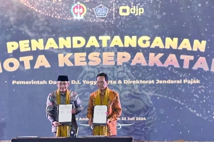 Gubernur DIY Sri Sultan Hamengku Buwono X dan Direktur Jenderal Pajak Suryo Utomo (kiri) melaksanakan penandatanganan Nota Kesepakatan antara Pemda DIY dengan Direktorat Jenderal Pajak di Royal Ambarrukmo, Yogyakarta, Senin (22/7/2024).  (Foto: Dok. Istimewa)